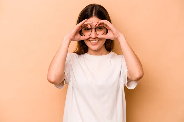 Ung Latinamerikansk Kvinna Isolerad Beige Bakgrund Visar Okej Tecken Över — Stockfoto