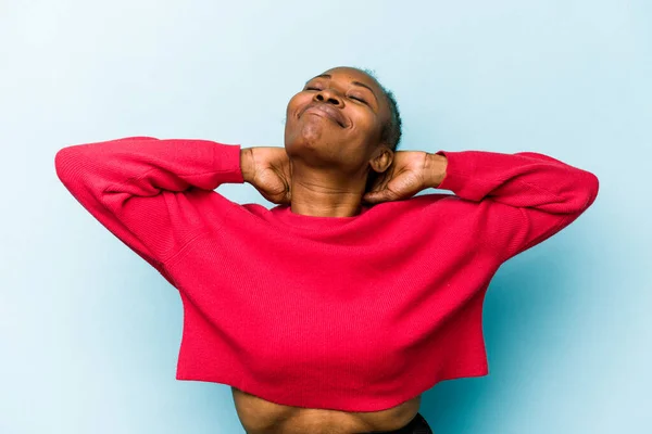 Junge Afrikanisch Amerikanische Frau Isoliert Auf Blauem Hintergrund Fühlt Sich — Stockfoto