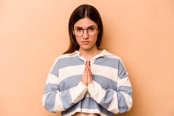 Νεαρή Ισπανίδα Απομονωμένη Μπεζ Φόντο Προσεύχεται Δείχνει Αφοσίωση Θρησκευόμενη Ψάχνει — Φωτογραφία Αρχείου