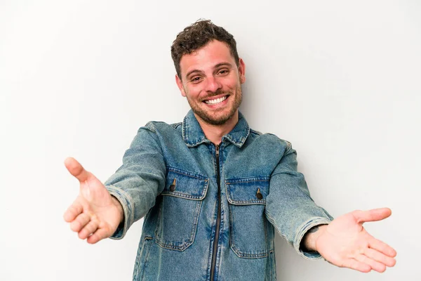 Beyaz arka planda izole edilmiş beyaz bir genç hoş bir ifade sergiliyor..