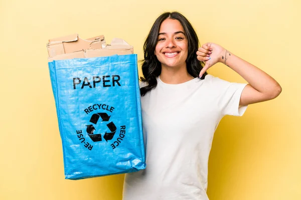 Joven Mujer Hispana Reciclando Papel Aislado Sobre Fondo Amarillo Siente — Foto de Stock