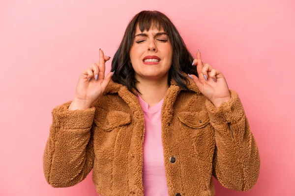 Joven Mujer Caucásica Aislada Sobre Fondo Rosa Cruzando Dedos Para —  Fotos de Stock