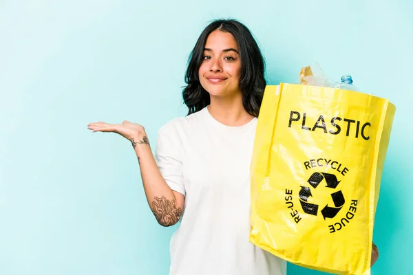 Giovane Donna Ispanica Riciclaggio Plastica Isolata Sfondo Giallo Mostrando Uno — Foto Stock