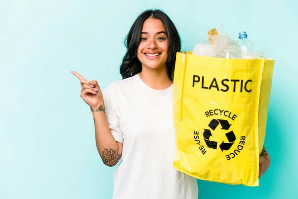 Mladá Hispánka Recyklující Plasty Izolované Žlutém Pozadí Usmívající Ukazující Stranou — Stock fotografie