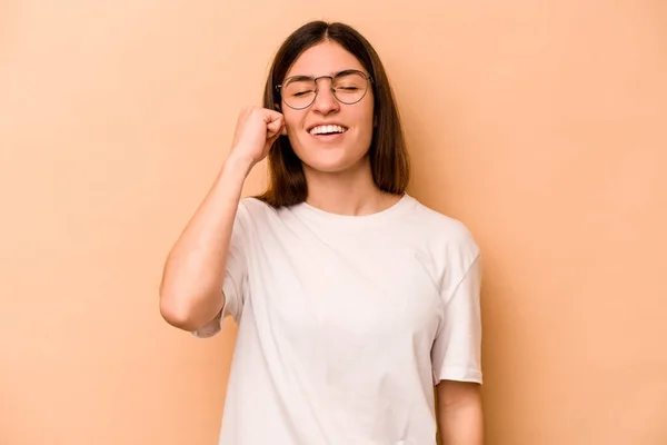 Giovane Donna Ispanica Isolata Sfondo Beige Che Celebra Una Vittoria — Foto Stock