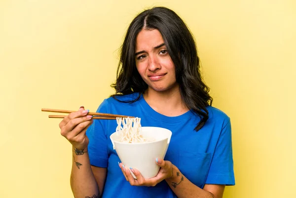 Ung Latinamerikansk Kvinna Äta Nudlar Isolerad Gul Bakgrund — Stockfoto