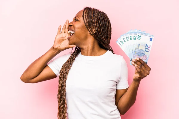 Mladá Afroameričanka Drží Bankovky Izolované Růžovém Pozadí Křičí Drží Dlaň — Stock fotografie