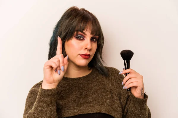 Joven Artista Maquillaje Caucásico Sosteniendo Cepillo Maquillaje Aislado Sobre Fondo — Foto de Stock