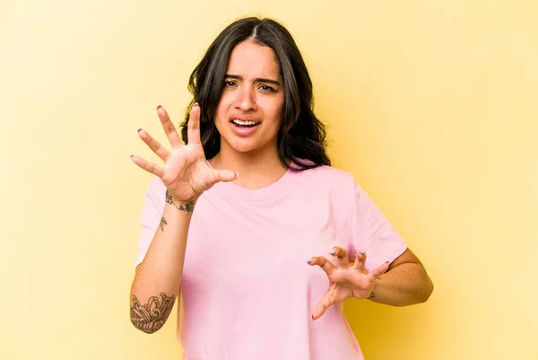 Junge Hispanische Frau Isoliert Auf Gelbem Hintergrund Zeigt Krallen Die — Stockfoto