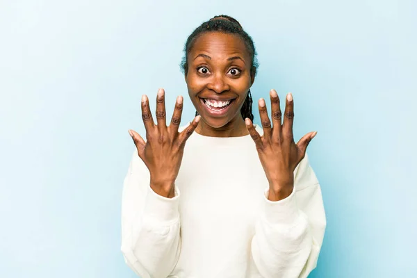 Jong Afrikaans Amerikaans Vrouw Geïsoleerd Blauwe Achtergrond Tonen Nummer Tien — Stockfoto