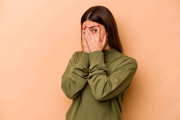 Mujer Hispana Joven Aislada Sobre Fondo Beige Parpadea Entre Los —  Fotos de Stock