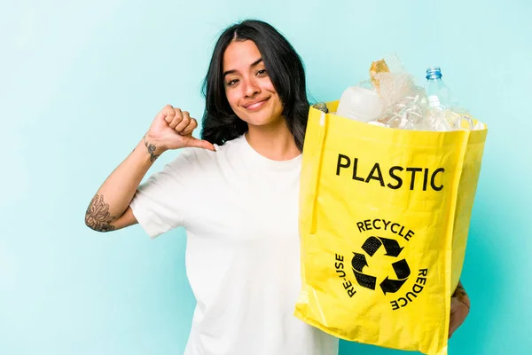 年轻的惊慌失措的女人在黄色背景下回收塑料会感到自豪和自信 可以学习 — 图库照片