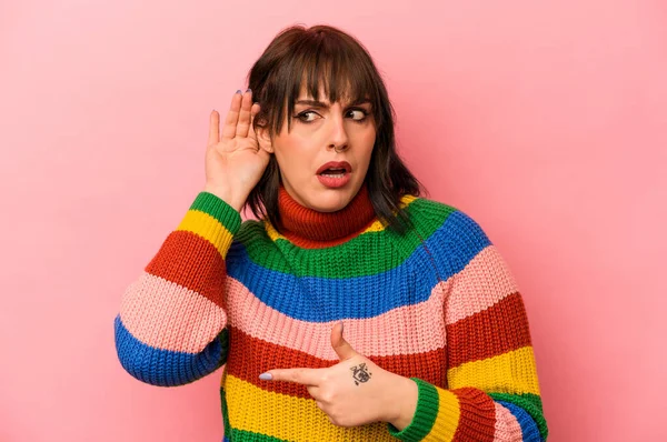 Joven Mujer Caucásica Aislada Sobre Fondo Rosa Tratando Escuchar Chisme —  Fotos de Stock