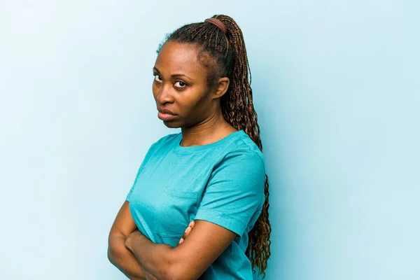 Giovane Donna Afroamericana Isolata Sfondo Blu Sospettoso Incerto Esaminando Voi — Foto Stock