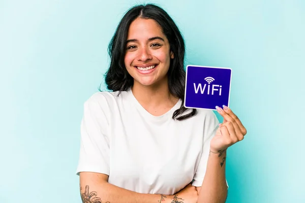 Ung Latinamerikansk Kvinna Håller Wifi Skylt Isolerad Gul Bakgrund Skrattar — Stockfoto
