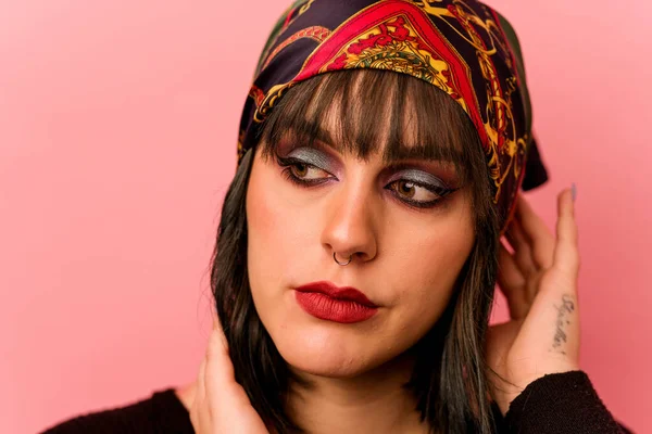 Joven Caucásico Maquillaje Artista Mujer Aislado Rosa Fondo — Foto de Stock