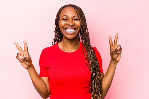 Jonge Afrikaanse Amerikaanse Vrouw Geïsoleerd Roze Achtergrond Tonen Overwinning Teken — Stockfoto