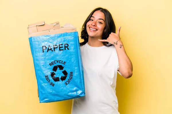 Mladá Hispánka Recyklační Papír Izolované Žlutém Pozadí Ukazující Gesto Mobilního — Stock fotografie