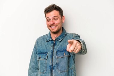 Beyaz arka planda soyutlanmış beyaz tenli genç adam öne bakan neşeli gülümsemeler..