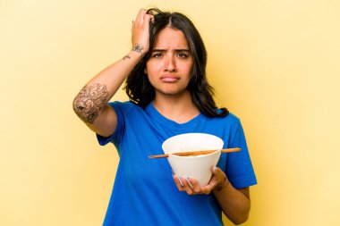 Mavi arka planda ramen yiyen genç İspanyol kadın şok olmuştu. Önemli bir toplantıyı hatırladı..