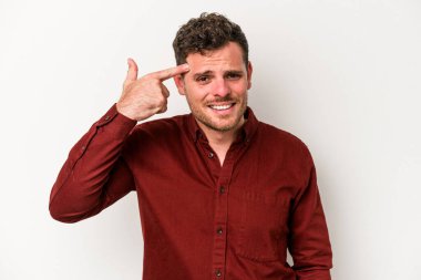 Beyaz arka planda izole edilmiş genç beyaz bir adam işaret parmağıyla hayal kırıklığı jesti gösteriyor..