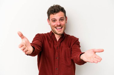 Beyaz arka planda izole edilmiş beyaz bir genç hoş bir ifade sergiliyor..