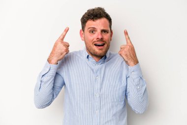 Beyaz arka planda izole edilmiş genç beyaz bir adam işaret parmağıyla hayal kırıklığı jesti gösteriyor..