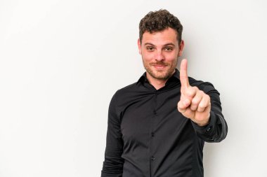 Beyaz arka planda izole edilmiş beyaz tenli genç bir adam bir numarayı parmağıyla gösteriyor..
