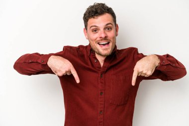 Beyaz arka planda izole edilmiş genç beyaz bir adam parmakları aşağıda, olumlu bir his var..