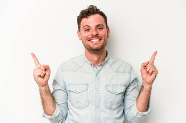 Beyaz arka planda izole genç beyaz adam işaret iki ön parmakları boş bir boşluk gösteren.