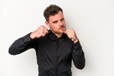 Beyaz arka planda izole olmuş genç beyaz bir adam bir tartışma yüzünden yumruk atıyor, sinirleniyor, kavga ediyor, boks yapıyor..