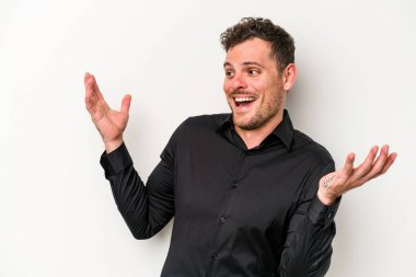 Beyaz arka planda izole edilmiş beyaz bir adam neşeli bir şekilde gülüyor. Mutluluk kavramı.