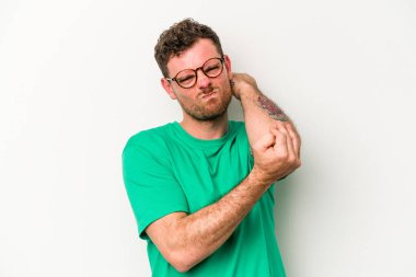 Beyaz arka planda izole olmuş genç beyaz bir adam stresten dolayı boynu ağrıyor, masaj yapıyor ve elle dokunuyor..