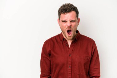 Beyaz arka planda izole genç beyaz adam çok kızgın, öfke kavramı bağırıyor, hayal kırıklığına uğramış.