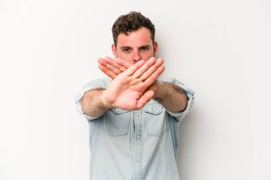 Beyaz arka planda izole genç beyaz adam inkar jesti yapıyor.