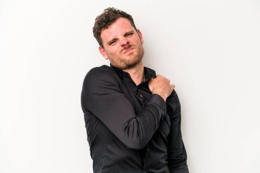 Beyaz arka planda izole edilmiş, omuz ağrısı olan genç beyaz bir adam..