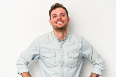 Beyaz arka planda izole edilmiş beyaz bir adam. Kendine güveniyor. Kalçaları tutuyor..