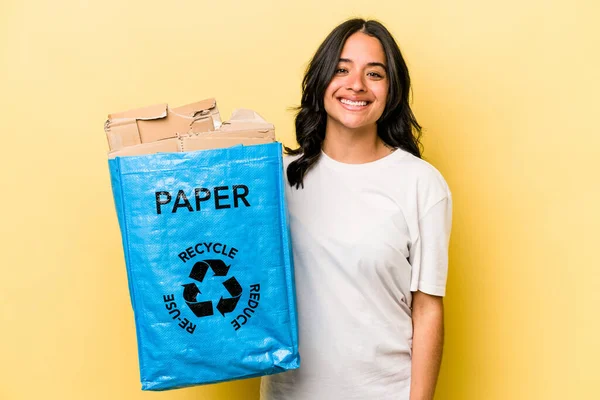 Mladá Hispánská Žena Recyklační Papír Izolované Žlutém Pozadí Šťastný Usmívající — Stock fotografie