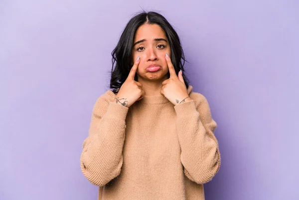 Jovem Hispânica Isolada Fundo Roxo Chorando Infeliz Com Algo Agonia — Fotografia de Stock