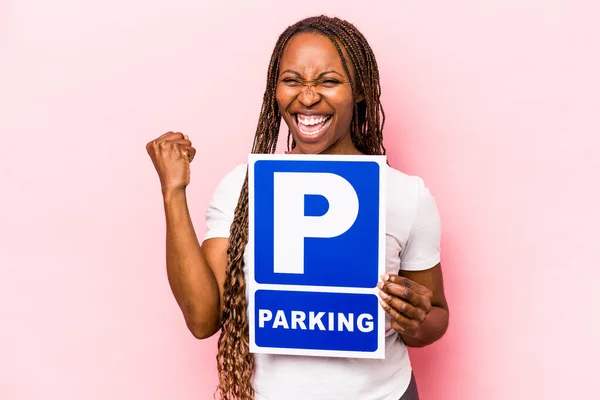 Young African American Woman Holding Parking Placard Isolated Pink Background — Stock Photo, Image