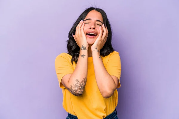 Mujer Hispana Joven Aislada Sobre Fondo Púrpura Lloriqueando Llorando Desconsoladamente —  Fotos de Stock