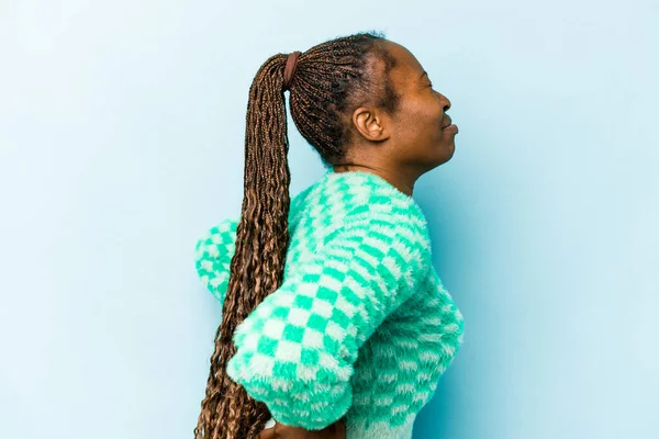 Jovem Afro Americana Isolada Fundo Azul Sofrendo Uma Dor Nas — Fotografia de Stock