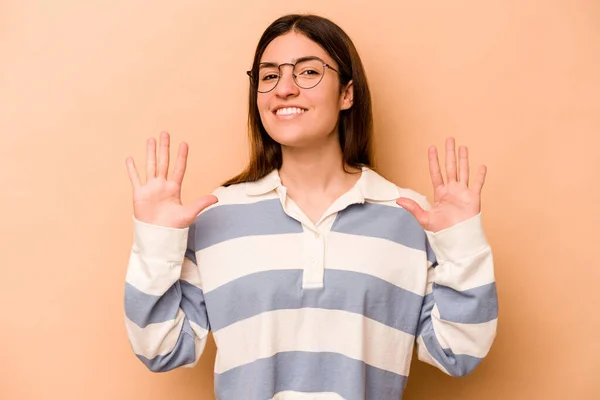 Jovem Hispânica Isolada Fundo Bege Mostrando Número Dez Com Mãos — Fotografia de Stock