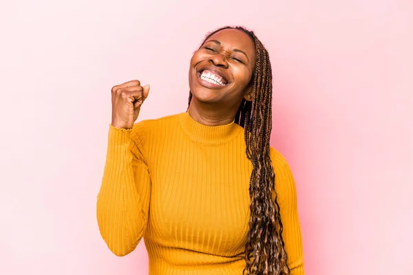年轻的非洲裔美国女人 因粉红的背景而被隔离 庆祝胜利 快乐的表情 — 图库照片
