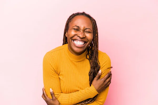 Jong Afrikaans Amerikaans Vrouw Geïsoleerd Roze Achtergrond Lachen Plezier Hebben — Stockfoto