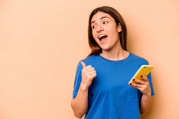 Jeune Femme Caucasienne Tenant Téléphone Portable Isolé Sur Des Points — Photo