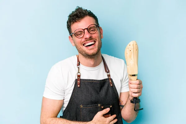 Young Caucasian Shoemaker Man Isolated Blue Background Laughing Having Fun — Foto Stock