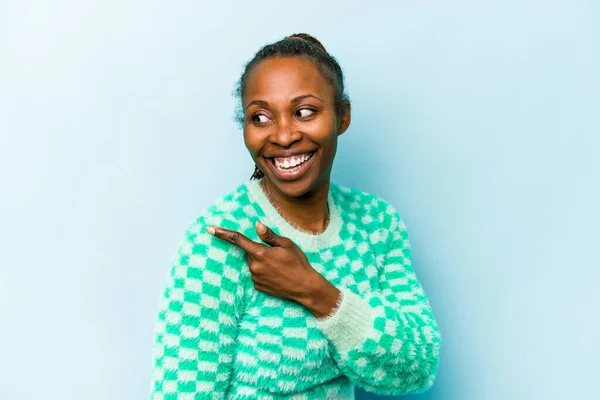Młoda Afroamerykanka Odizolowana Niebieskim Tle Wygląda Uśmiechniętą Wesołą Miłą — Zdjęcie stockowe