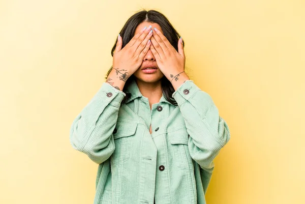 Jovem Hispânica Isolada Fundo Amarelo Com Medo Cobrir Olhos Com — Fotografia de Stock