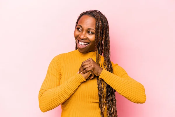 Jong Afrikaans Amerikaans Vrouw Geïsoleerd Roze Achtergrond Bidden Voor Geluk — Stockfoto